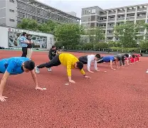 “连续赛程考验球队体能，谁能笑到最后？”