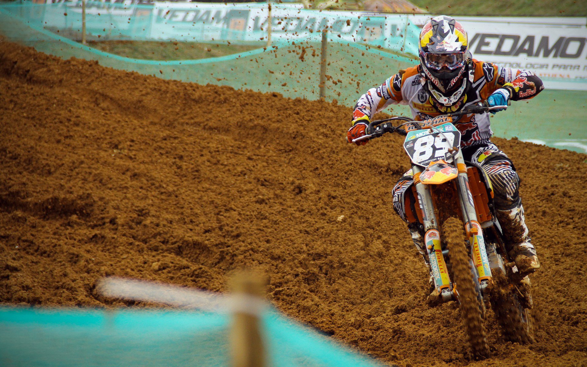 “校园足球逐步普及，运动场地不断改善”，校园足球活动有哪些